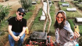 Bunda Corla Datang ke Makam Olga Syahputra, Kenang Pernah Satu Rusun: Kalau Berantem Suka Ngadu