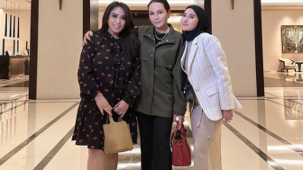 Fitri Salhuteru Pamer Keakraban dengan Maharani Kemala, Nikita Mirzani Ditinggalkan?