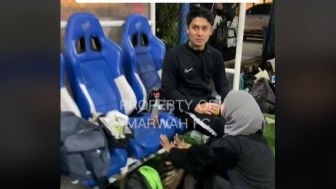 Bersihkan Sampah di Lapangan, Lesti Kejora Dipuji Teman-Teman Main Bola Rizky Billar