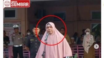 Sosialisasi Keselamatan Berlalu Lintas, Polisi Ini Cosplay Jadi Emak-Emak: Sangat Syar'i, Umi!