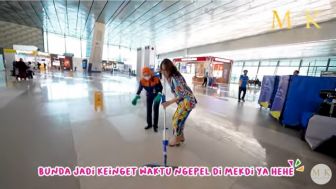 Random Banget, Aksi Bunda Corla Tiba-Tiba Ngepel di Bandara Bikin Kaget Petugas Cleaning Service