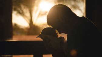 Takut Ketahuan Selingkuh, Pria Ini Mengaku Temukan Bayi di Warung Padahal Anak Sendiri