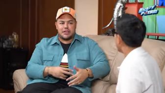 Ivan Gunawan Hanya Pakai Tanktop saat Jadi Presenter, Warganet: Kayak Sam Smith dengan Kearifan Lokal