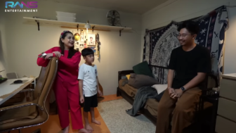 Sambangi Rumah Karyawan RANS, Nagita Slavina dan Rafathar Tuai Pujian: Humble Banget!