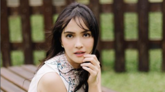 Shandy Aulia Pose di Pinggir Sungai, Adegan Bando Jatuh Bikin Warganet Histeris: Seharga Motor Itu!