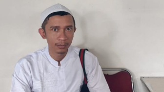 Minta Doa Agar Istiqomah, Penampilan Aming Kenakan Peci dan Koko Saat Ziarah Bikin Pangling!