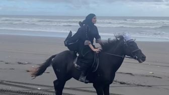 Gaya Zaskia Sungkar Berkuda Pakai Gamis di Pantai, Netizen: Merinding Kaya Lihat Aisyah Istrinya Nabi