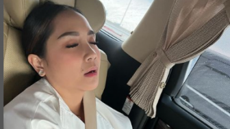 Raffi Ahmad Unggah Foto Candid Nagita Slavina Tidur di Mobil, Publik: Mangap Aja Cantik