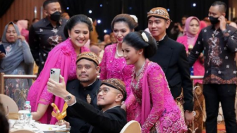 Anak dan Mantu Presiden Jokowi Foto Bersama, Senyum Gibran Rakabuming Jadi Sorotan