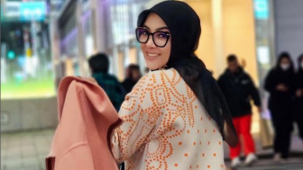 Pamer Tas Mewah Seharga Hampir Rp300 Juta, Tangan Syahrini Bikin Salfok: Ngembang!