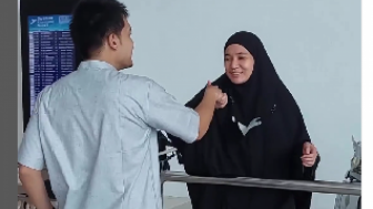 Momen Dimas Seto Jemput Dhini Aminarti Habis Umroh Bikin Netizen Iri: Romantis tapi Tak Berlebihan