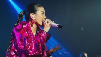 Nikita Mirzani Tampil Bernyanyi, Outfitnya Dicibir Netizen Tiru Gaya Agnez Mo