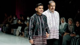 Digandeng Fadil Jaidi, Pak Muh Jadi Model di Catwalk: Kaki Gemeteran Nggak Udah-Udah