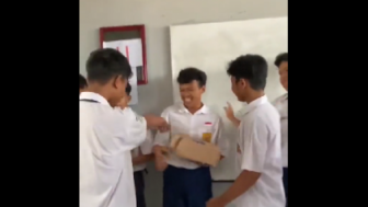 Salut! Sekelompok Anak SMP di Tasikmalaya Patungan Beli Sepatu Baru untuk Teman Sekelas