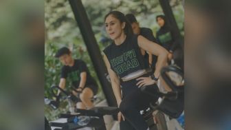 Wulan Guritno Olahraga Spinning Bike Pakai Crop Top, Netizen: Mommy Meresahkan, Gadis Minggir