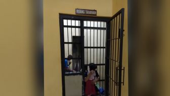 Viral Bocah Perempuan Peluk Ayahnya di Sel Penjara