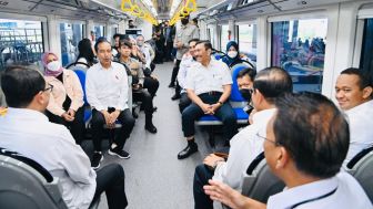 Momen Jokowi dan Ibu Iriana Jajal Kereta Pertama di Pulau Sulawesi