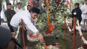 Vino G Bastian Ziarah ke Makam Buya Hamka Jelang Penayangan Film