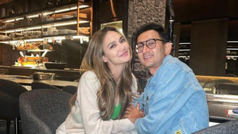 Pamer Dinner Bareng Bestie, Menu Makanan Luna Maya Bikin Salfok: Makan Kembang?