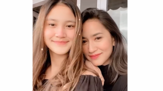 Risma Nilawati Tampil Awet Muda Bareng Putrinya, Ferry Maryadi Disentil: Cakep Gini Diselingkuhin!