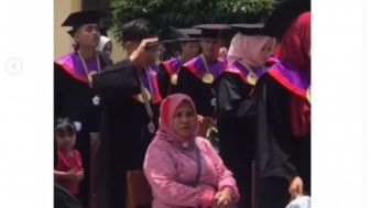 Momen Wisudawan Lepas Topi Untuk Lindungi Ibunya dari Terik Matahari, Warganet: Lulus Akademik Sekaligus Akhlak