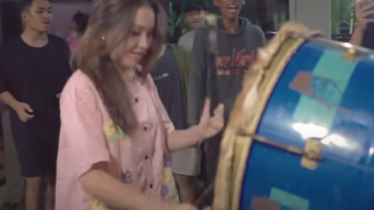 Ayu Ting Ting Keliling Bangunkan Warga Sahur Sambil Pukul Beduk, Netizen: Anak Gang Banget