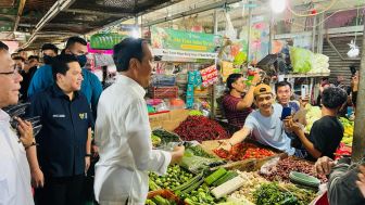 Cek Harga Bahan Pokok di Pasar Pal Depok, Jokowi Sebut Harga Beras Belum Turun