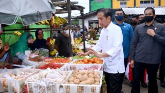 Jelang Lebaran, Jokowi Cek Harga Bahan Pokok di Pasar Minggu: Bawang Bombay Saja yang Naik