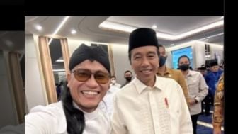 Gus Miftah Pamer Kartu Lebaran hingga Hampers dari Jokowi, Netizen Auto Penasaran: Isinya Apa Gus?