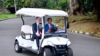 Begini Momen Jokowi Ajak PM Ceko Ngabuburit ke Kebun Raya Bogor