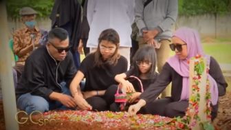 Abdel Achrian Ziarah ke Makam Sang Putri: Sedih Baca Nisan yang Ada Bin Nama Gue