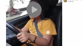 Tak Patut Dicontoh, Viral Anak di Bawah Umur Latihan Menyetir Mobil di Jalan Raya