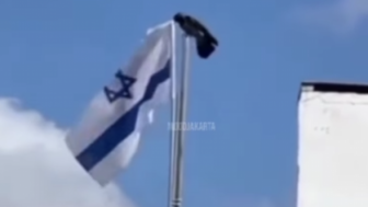 Viral Seekor Burung Berhasil Lepaskan Bendera Israel di Tiang, Netizen: Hewan pun Tak Sudi