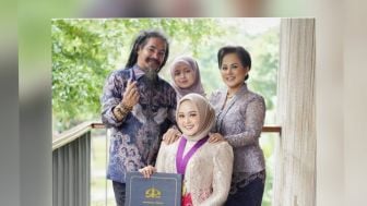 Limbad Bagikan Foto Wisuda Putrinya Saat Raih Gelar Sarjana Kedokteran, Netizen: Syarat Jadi Mantu Apa Om?