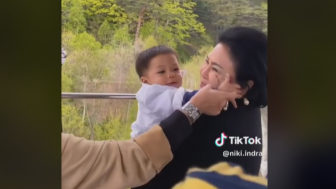 Momen Jahil Baby Issa Lepas Anting Nenek, Netizen: Itu yang Punya Bluebird Sa