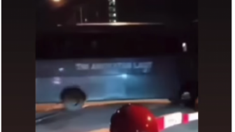 Tak Beri Contoh, Ini Detik-detik Dua Bus TNI Nekat Terobos Rel yang Hampir Dilewati Kereta Api