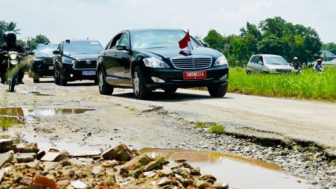 Tinjau Langsung Jalan Rusak di Lampung, Jokowi Akhirnya Ambil Alih Perbaikan 15 Ruas Jalan