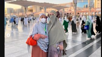 Zaskia Gotik Pakai Cadar Saat Ibadah Umrah Bareng Keluarga