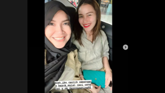 Ayu Ting Ting Ikat Tali Sepatu Ibunya Tuai Pujian Netizen: Anak Berbakti