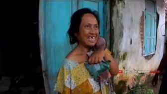 Dikira Anaknya, Ibu Ini Gendong Boneka Lusuh Selama 18 Tahun