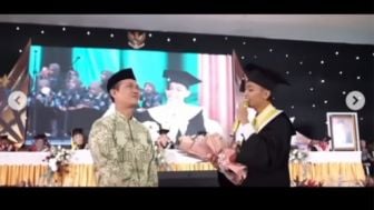 Momen Haru Wisudawan Nyanyi Lagu Ayah di Hari Wisuda: Terima Kasih Atas Semua Jasa-Jasanya