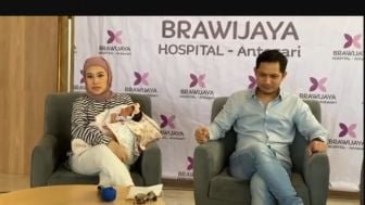 Selamat! Vokalis Andra & The Backbone Dikaruniai Anak Keempat Berjenis Kelamin Perempuan