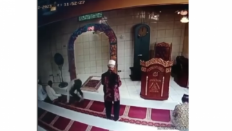 Bak Mr. Bean, Viral Pemuda Jatuh dari Atap Masjid Bikin Jamaah Kaget