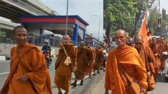 Bikin Geram Warganet, Rombongan Biksu Thailand Dipanggil Botak Oleh Warga