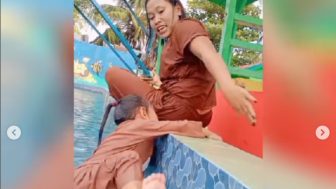 Ibu Ini Tega Tak Segera Bantu Anaknya yang Nyaris Tenggelam, Netizen: Nggak Gitu Juga Didik Anak