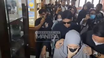 Momen Desta Jaga Natasha Rizky dari Kerumunan Wartawan, Netizen: Kenapa Harus Berpisah Kalau Masih Perhatian Seperti Ini