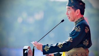 Jokowi Pakai Baju Adat Kesultanan Deli Saat Pimpin Upacara Hari Lahir Pancasila
