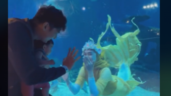 Dipuji Hebat, Ria Ricis Pamer Berenang Jadi Mermaid di Akuarium, Hibur Suami dan Anak