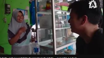 Ariel Noah Ngopi di Warung Pinggir Jalan, Ibu Penjual Kopi Terkesima: Ganteng Aslinya Daripada di TV