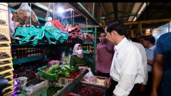 Jokowi Cek Harga Kebutuhan Pokok di Pasar Menteng Pulo: Bawang Merah Naik